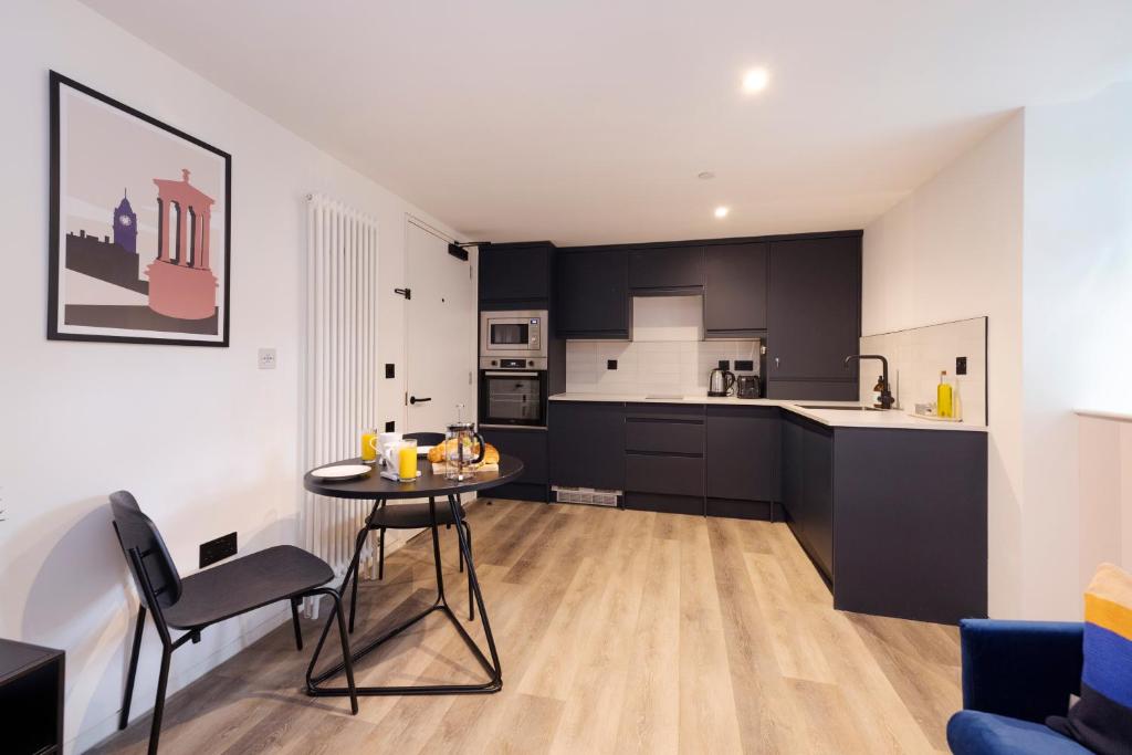 A cozinha ou kitchenette de JOIVY Charming flats near Holyrood Park and Calton Hill