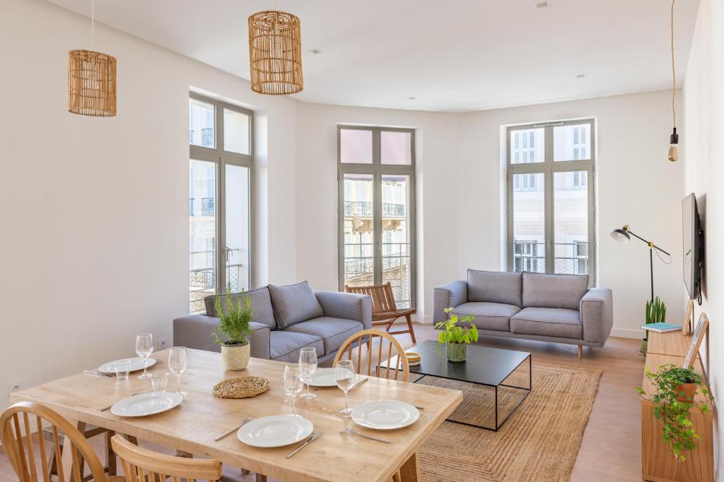 - un salon avec une table et des chaises dans l'établissement Les Appartements de Babel Vieux Port, à Marseille