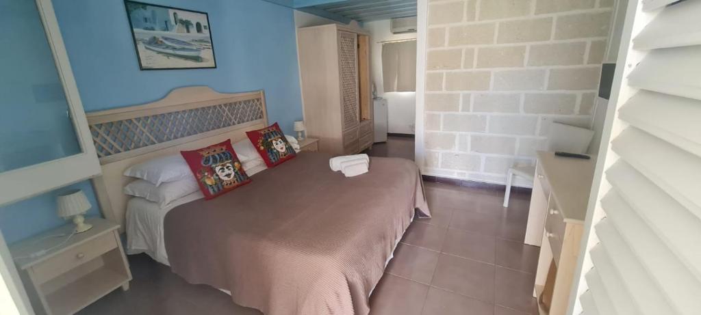 Rúm í herbergi á Albergo isola mia