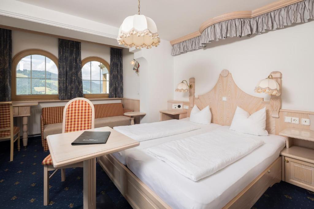 Postel nebo postele na pokoji v ubytování Hotel Silberberger - Wildschönau