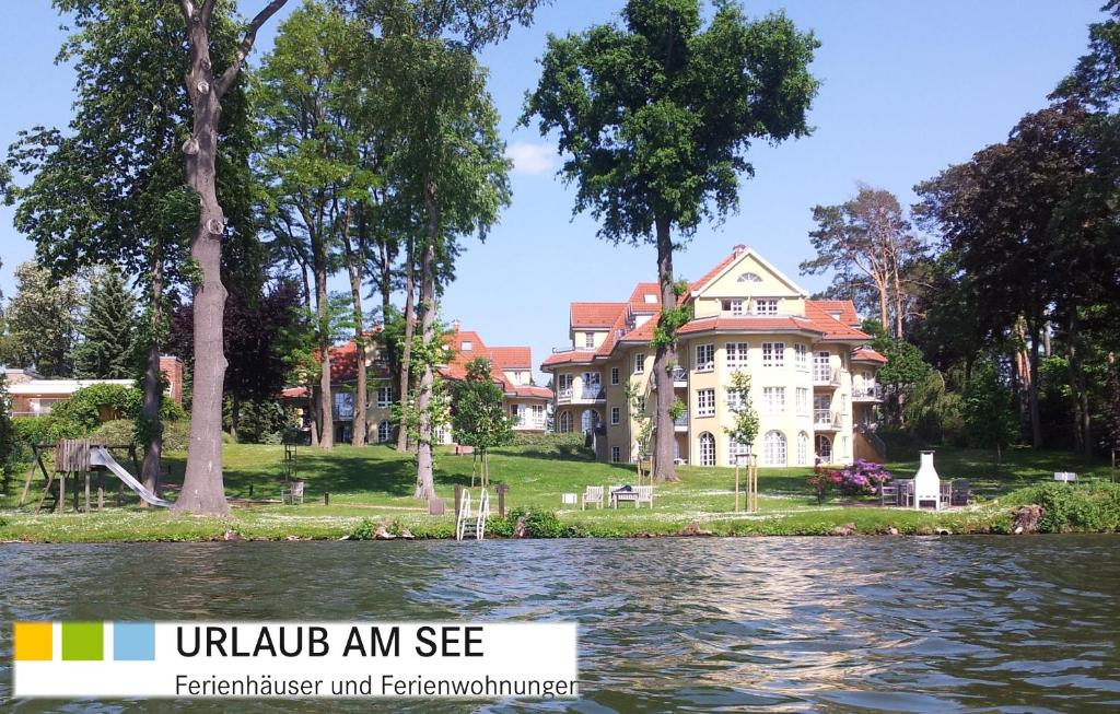 ein Haus aus dem Wasser mit den Worten ukuda anise fertilisation in der Unterkunft Villa Seeblick Bad Saarow in Bad Saarow