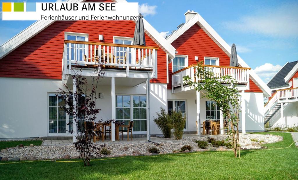 una casa con una casa naranja y blanca en Premium Apartments, en Wendisch Rietz
