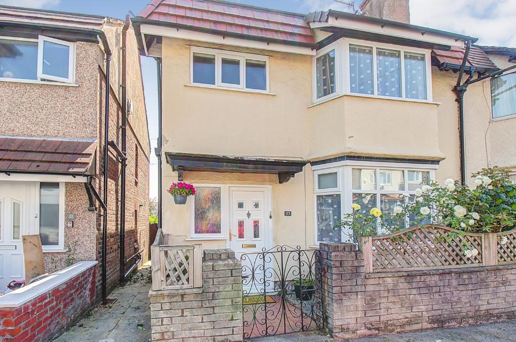 Seaside entire house Wirral self check in fast WiFi, New Brighton