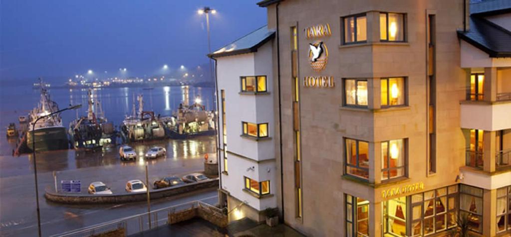 基利貝格斯的住宿－塔拉酒店，享有海港和水中船只的景色