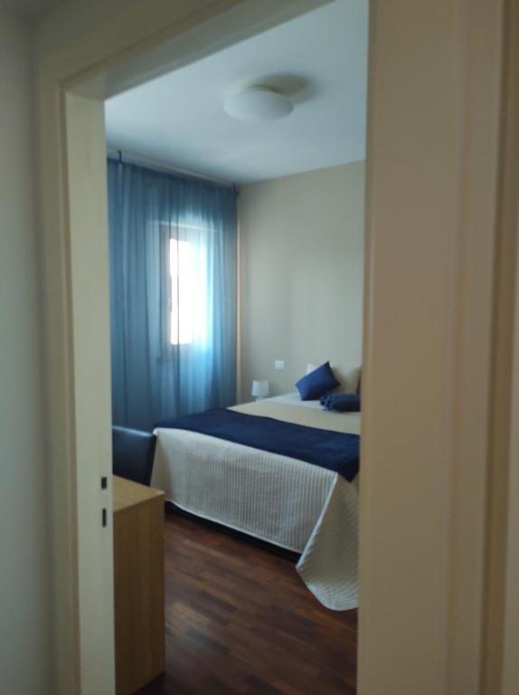 een slaapkamer met een bed en een raam bij Sette cuscini affittacamere in Porto Recanati