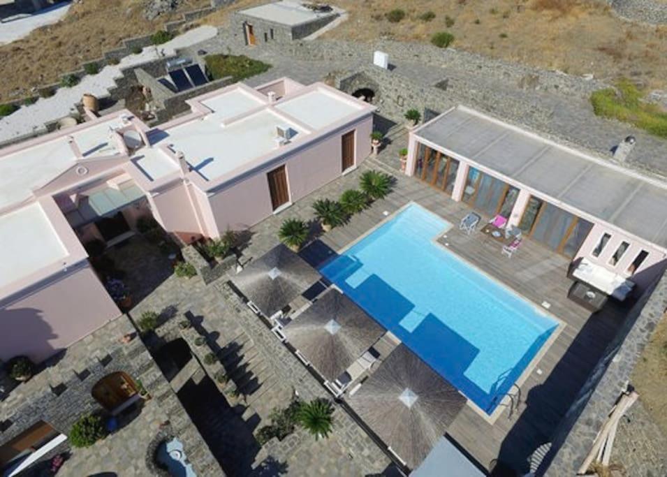 una vista aérea de una casa con piscina en Villa Calma, en Lazaréta
