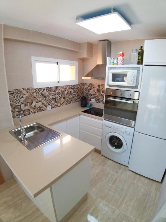 Kuchyňa alebo kuchynka v ubytovaní ARROYO NEW APARTMENT BENALMÁDENA, MÁLAGA - Sea view, pool, WIFI