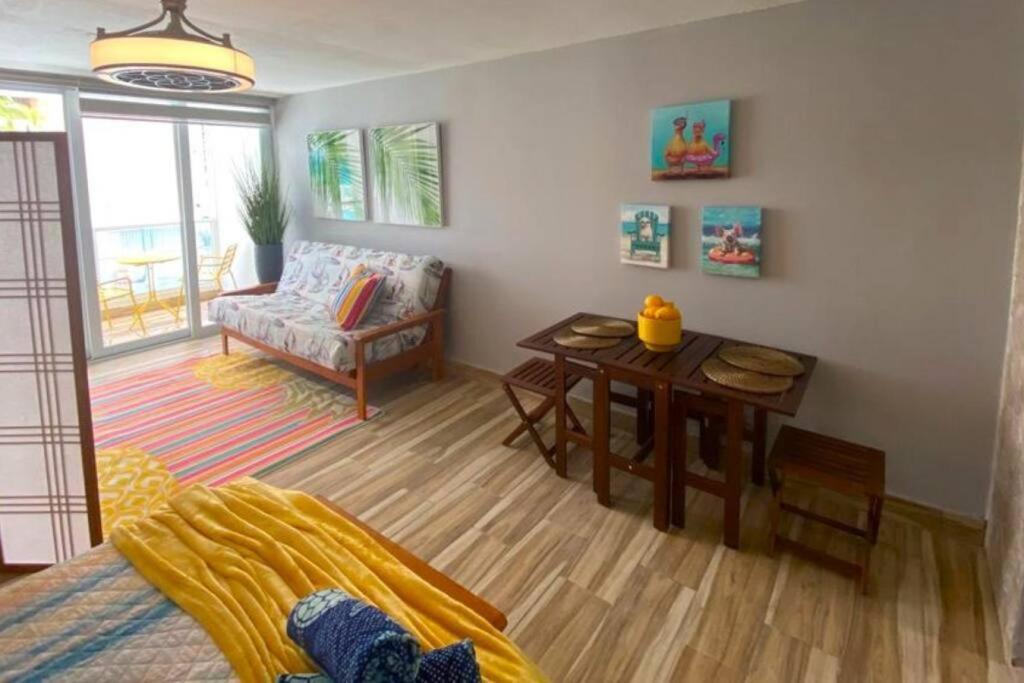 Una sala de estar con una mesa y un comedor. en Kasa Balcony View, en San Juan