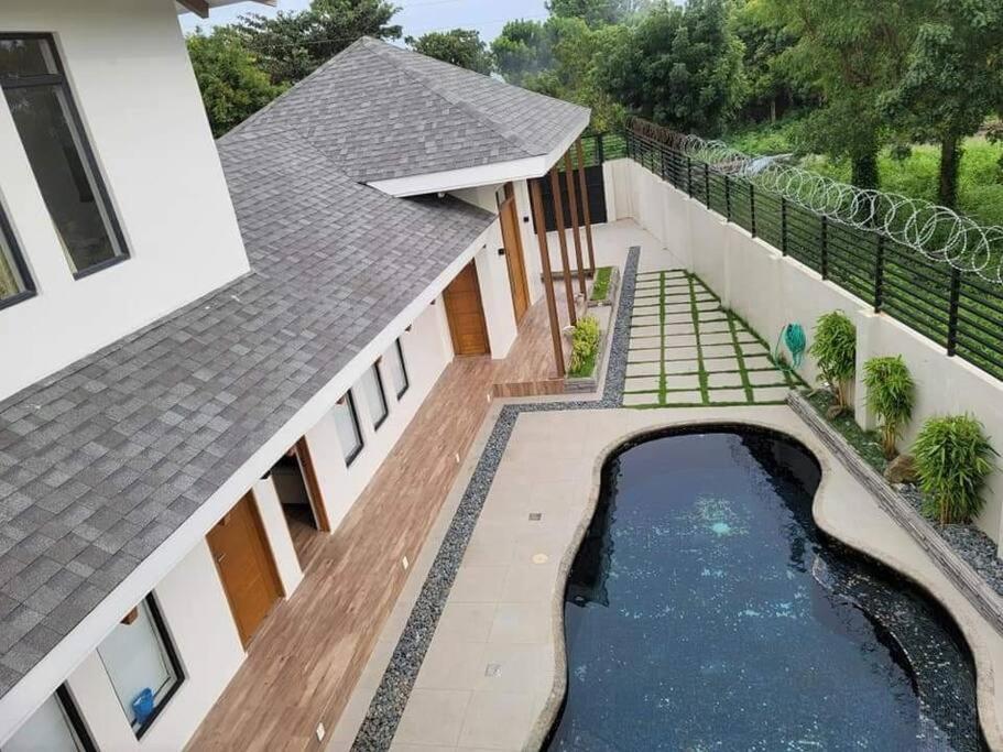 eine Luftansicht eines Hauses mit Pool in der Unterkunft Lux 7 Pool Villa Mactan in Mactan