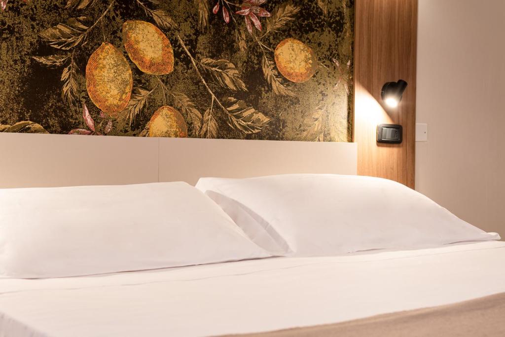 Postel nebo postele na pokoji v ubytování Continental B&B City Hotel