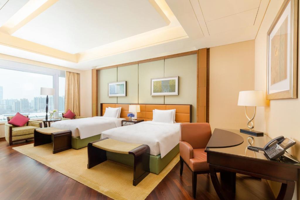 Postel nebo postele na pokoji v ubytování The Ritz-Carlton, Shenzhen