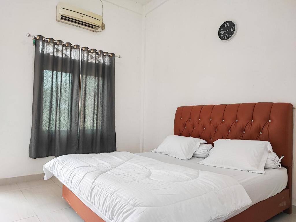 a large bed in a room with a window at Adela Homestay Syariah Near Universitas Muhammadiyah Jambi Mitra RedDoorz in Jambi