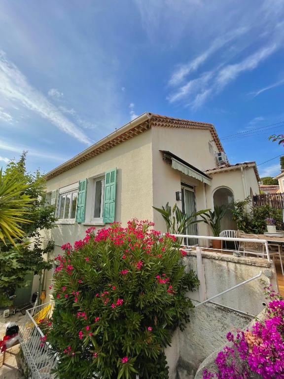 une maison avec des fleurs roses devant elle dans l'établissement Same Home, à Cassis