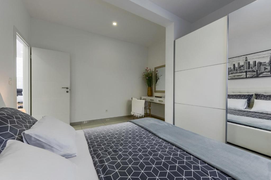 Ivy Apartments - Apartment With Terrace