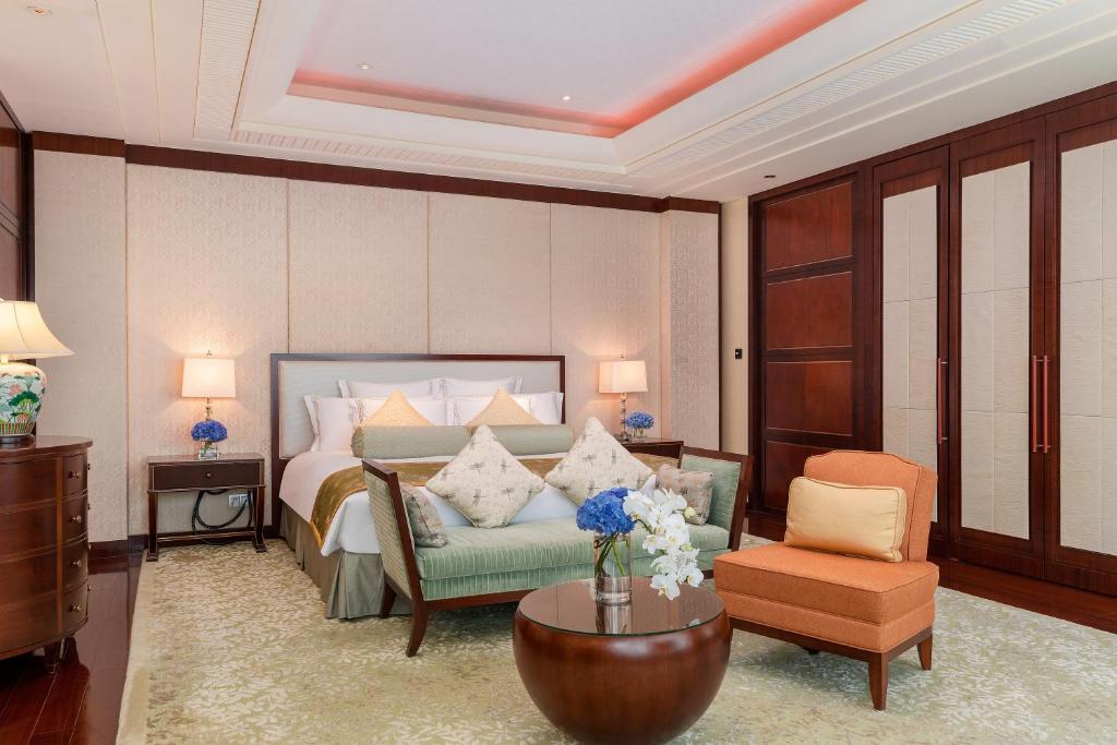 Postel nebo postele na pokoji v ubytování The Ritz-Carlton, Shenzhen