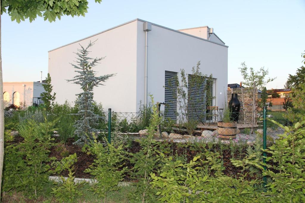 a garden in front of a white building at Apartmány Hluboká nad Vltavou s výhledem na zámek in Hluboká nad Vltavou