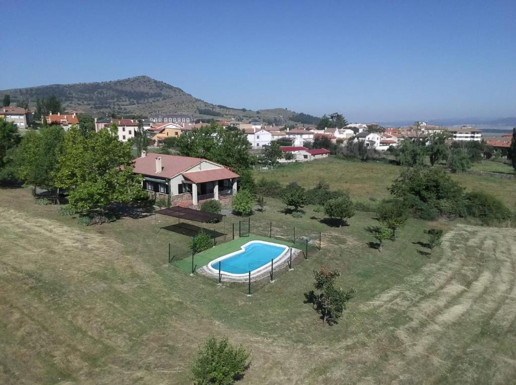 uma vista aérea de uma casa com piscina em La casa de la parcela em Piedrahita