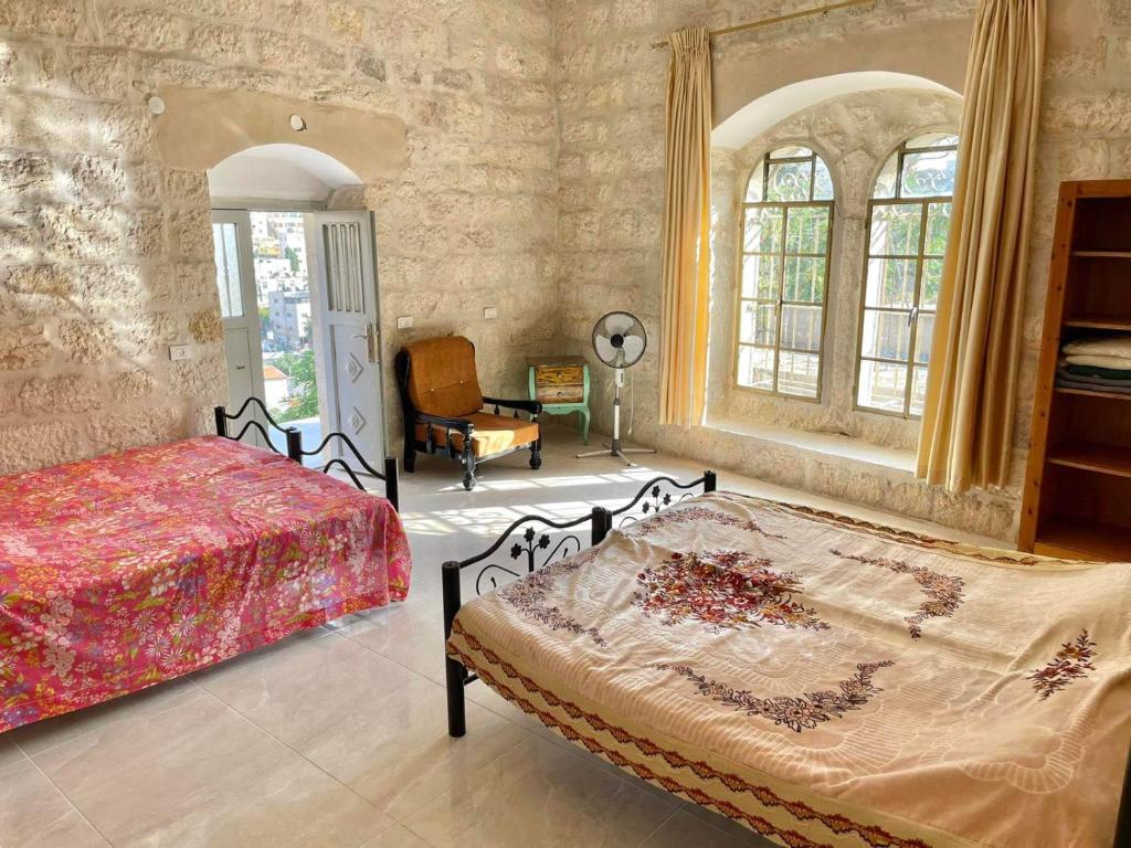 En eller flere senge i et værelse på Dar Ateeq's Arches/ Bethlehem Apartment