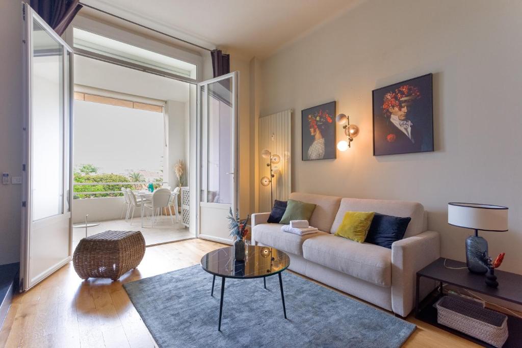 un salon avec un canapé et une table dans l'établissement Alma Gallia 4 pers, à Cannes