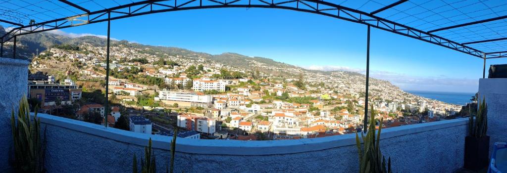 Blick auf eine Stadt auf einem Hügel in der Unterkunft Chalé Funchal - City view in Funchal