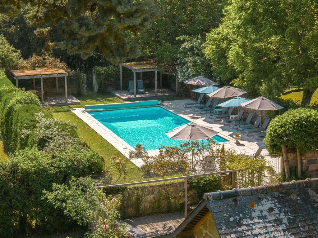 uma vista superior de uma piscina com guarda-sóis em Chateau de la Vigne em Concourson-sur-Layon