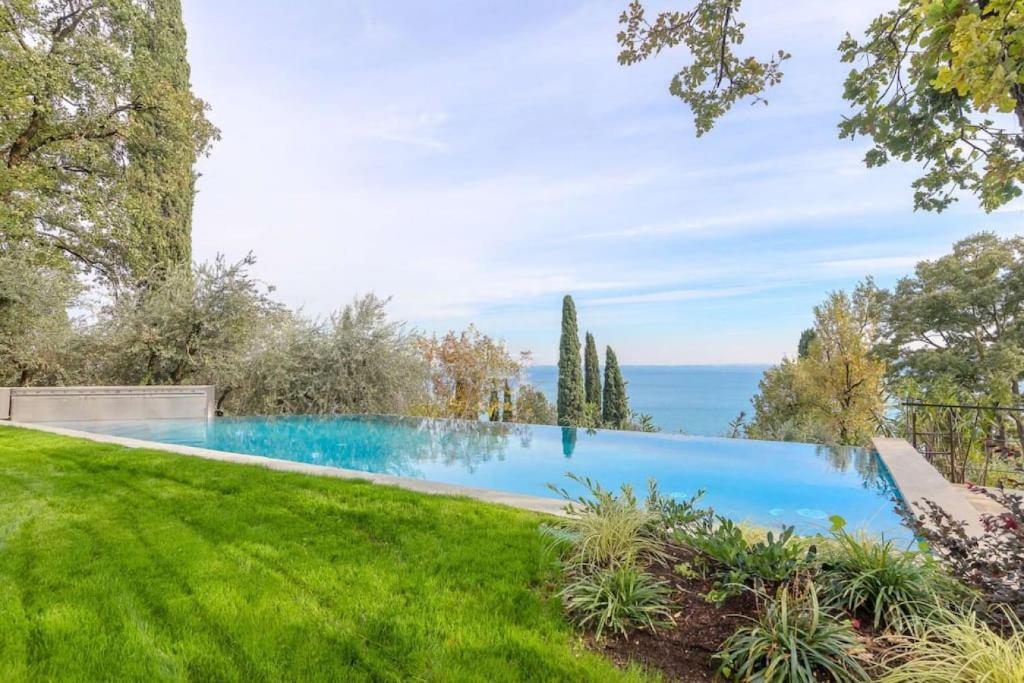 Photo de la galerie de l'établissement VILLA MICHELLE Amazing view Pool Beach front, à Padenghe sul Garda