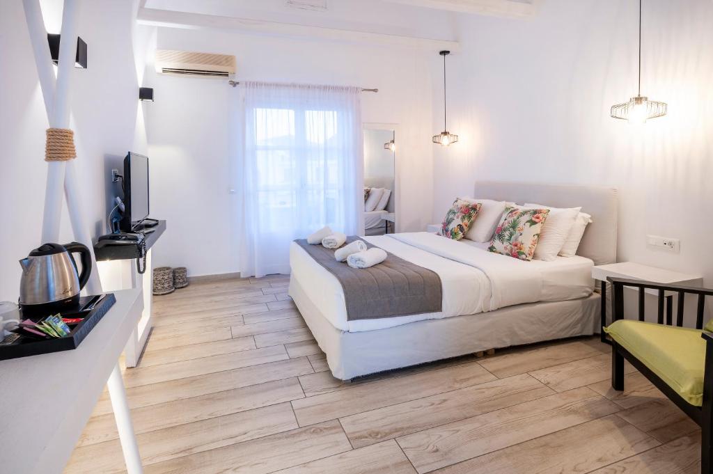 Łóżko lub łóżka w pokoju w obiekcie Smy Mediterranean White Santorini