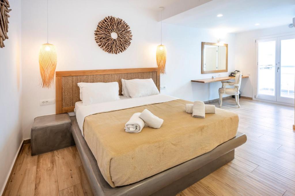 Łóżko lub łóżka w pokoju w obiekcie Smy Mediterranean White Santorini