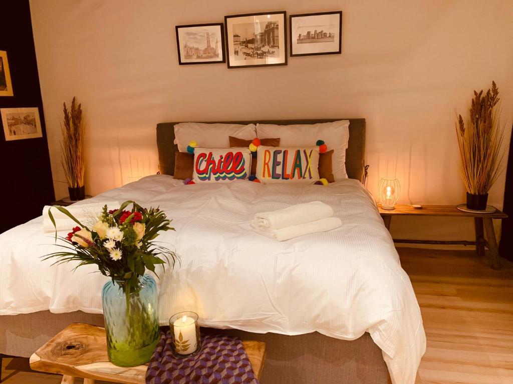- une chambre dotée d'un lit avec un panneau rappelant dans l'établissement Alte Scheune, Parken-WLAN-Küche-Bad-Tierlieb, à Däniken