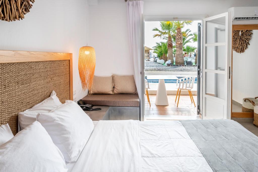 Łóżko lub łóżka w pokoju w obiekcie Smy Mediterranean White Santorini