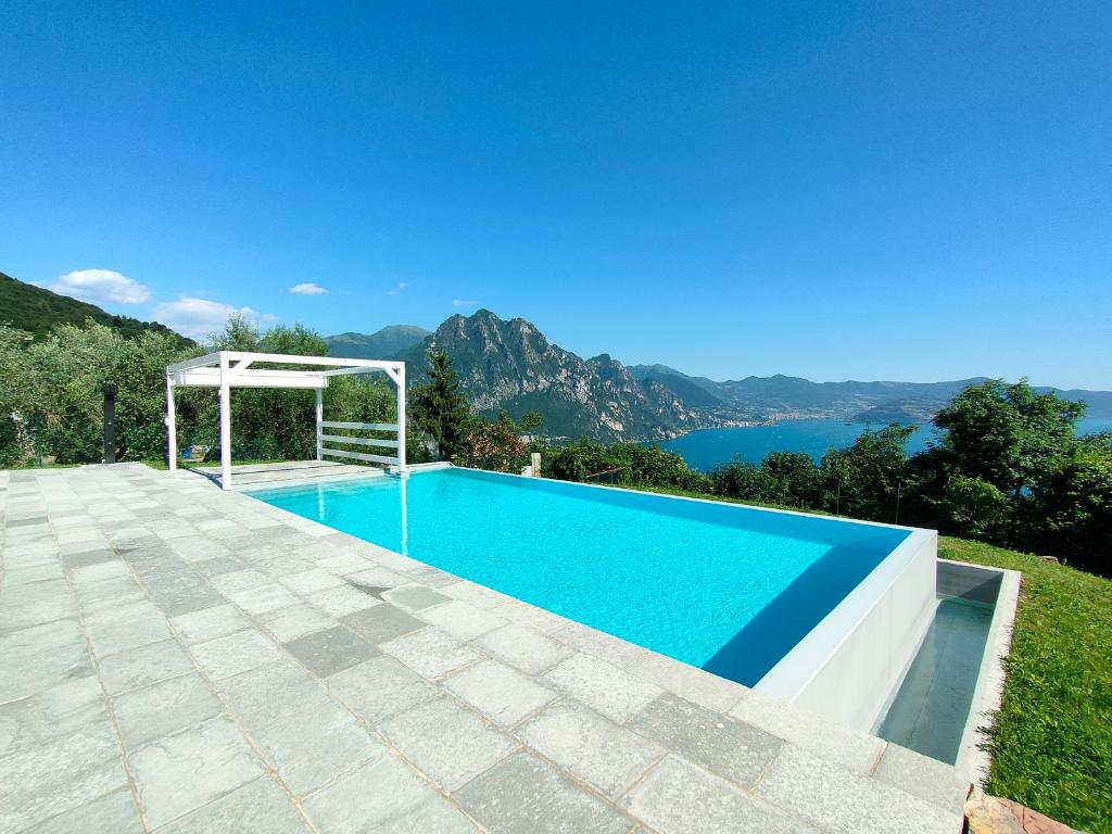 Solto CollinaにあるFabula Home Rental - Trivia Resortの眺めの良いヴィラ内のスイミングプール
