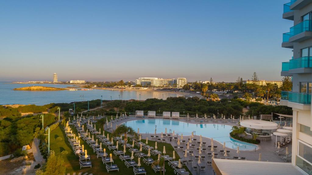 een luchtzicht op een resort met een zwembad bij NissiBlu Beach Resort in Ayia Napa