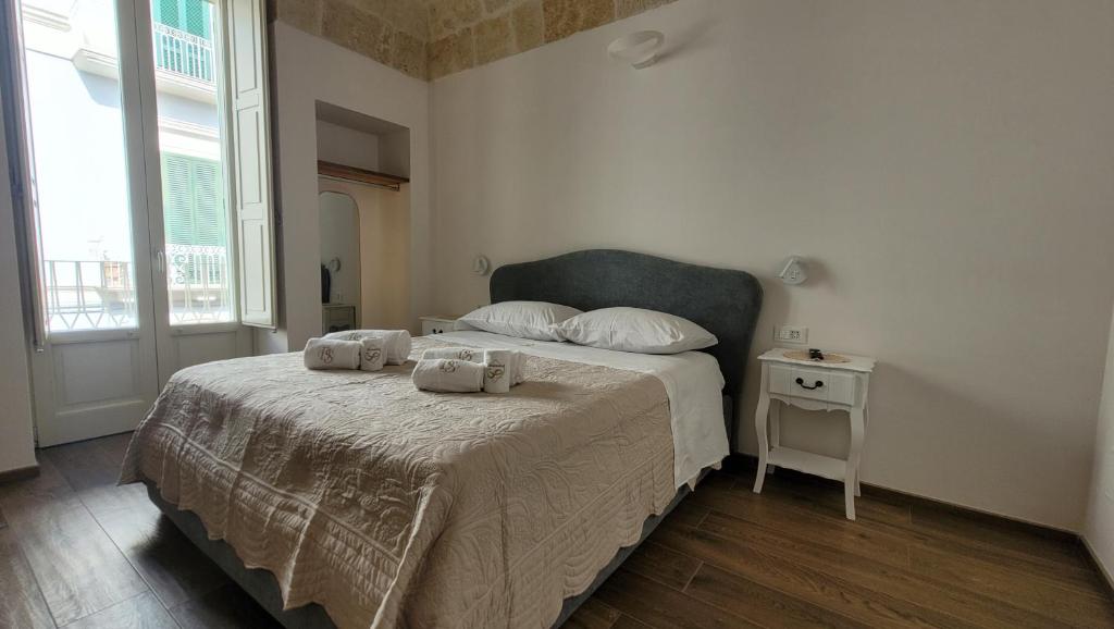 ein Schlafzimmer mit einem Bett mit zwei Handtüchern darauf in der Unterkunft Dimora Del Sorriso in Monopoli