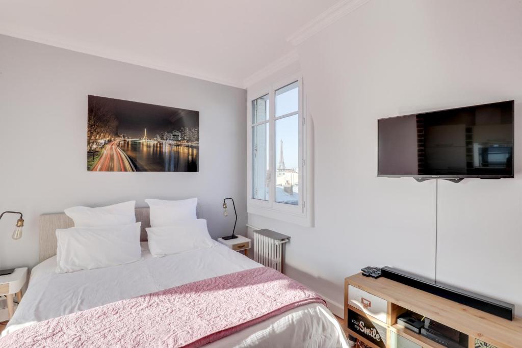 Ein Bett oder Betten in einem Zimmer der Unterkunft Eiffel Tower view + terrace Saint Germain des Pres