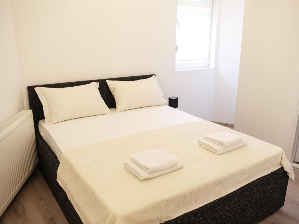 um quarto com uma cama com duas toalhas em Hexagon Apartment em Temerin