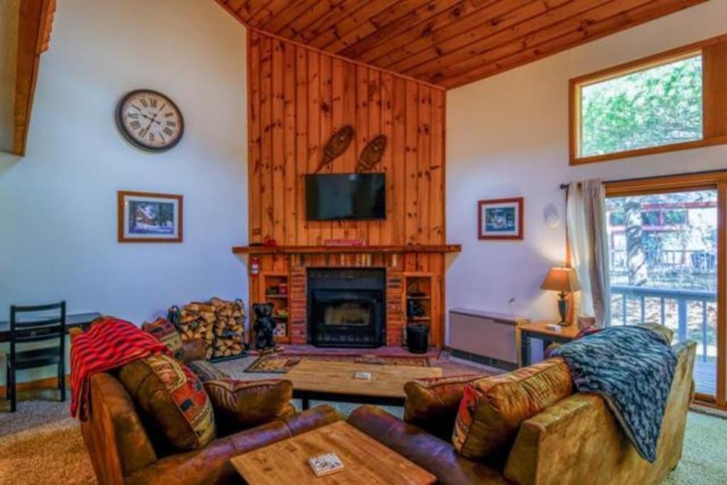 TV a/nebo společenská místnost v ubytování Lincoln Station Retreat