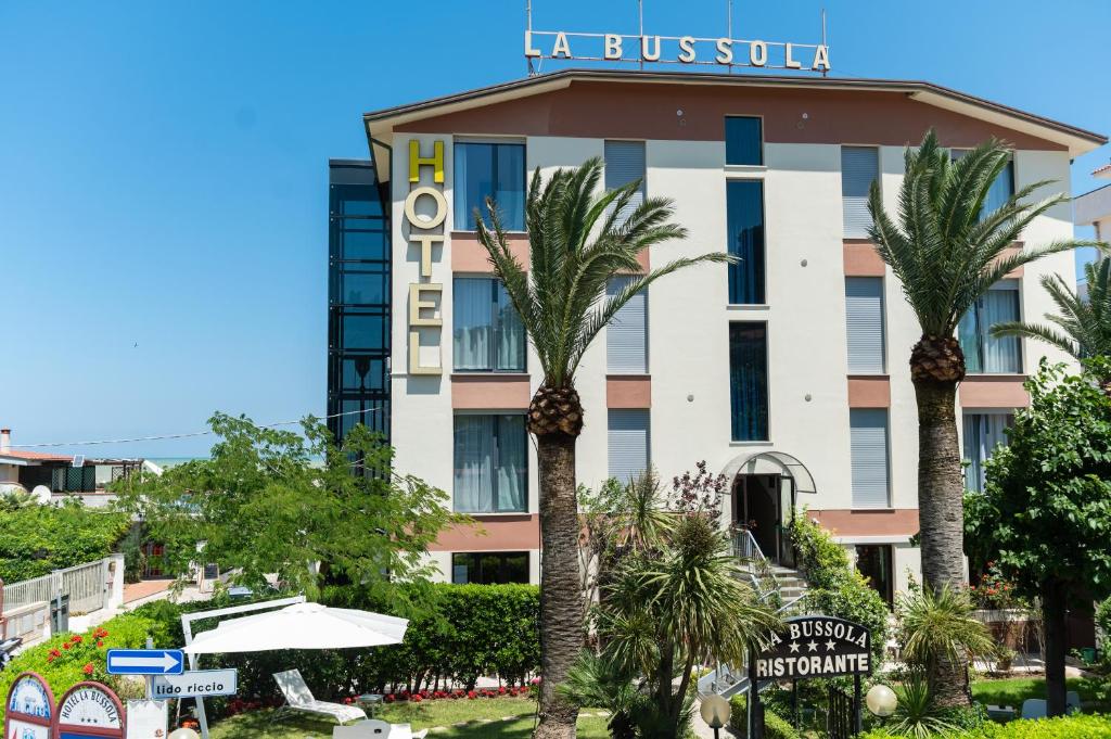 un hôtel avec des palmiers devant un bâtiment dans l'établissement Hotel La Bussola, à Ortona