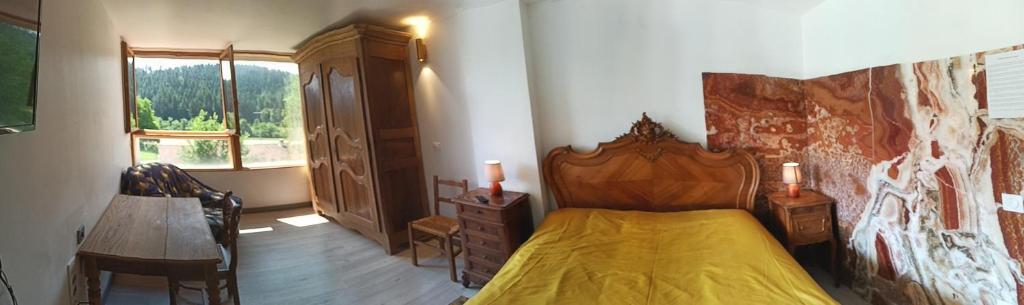 a bedroom with a wooden bed and a window at MMM soirée étape 