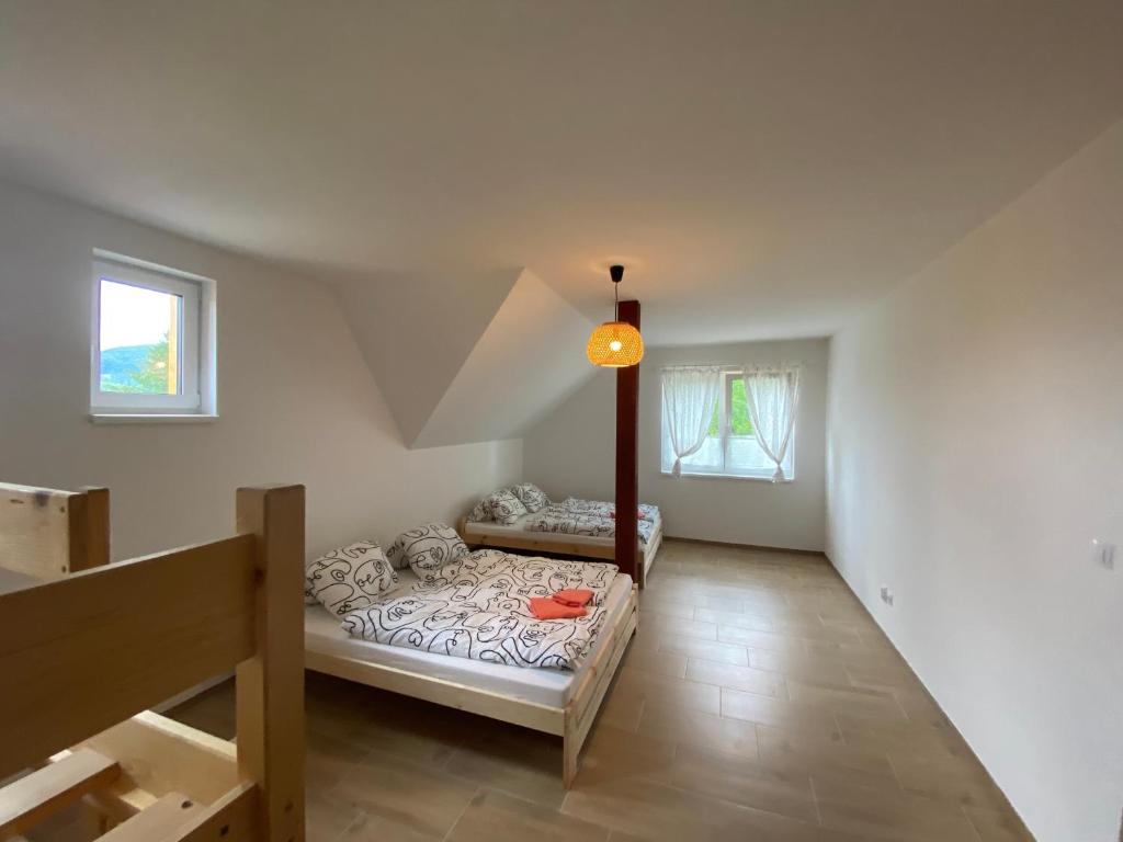 um quarto com uma cama no canto de um quarto em Apartmány Pod Vrchem Kytlice 71 em Kytlice