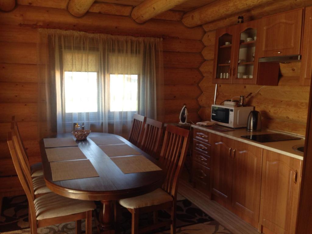 Kuchyň nebo kuchyňský kout v ubytování Smerekovyi Dvir
