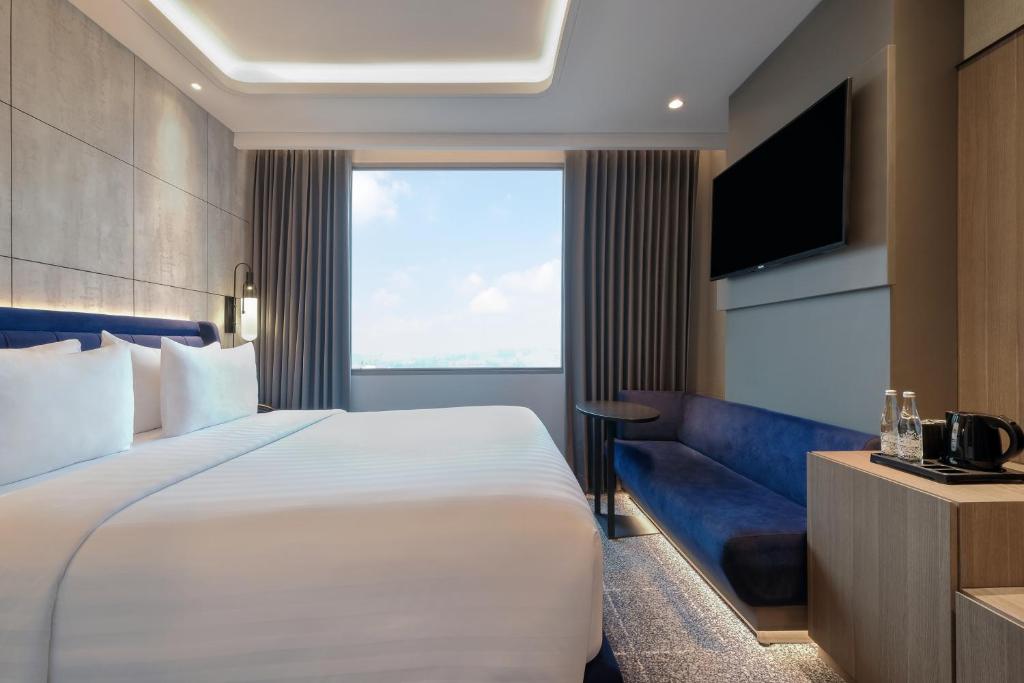 Postel nebo postele na pokoji v ubytování Mercure Tangerang Centre