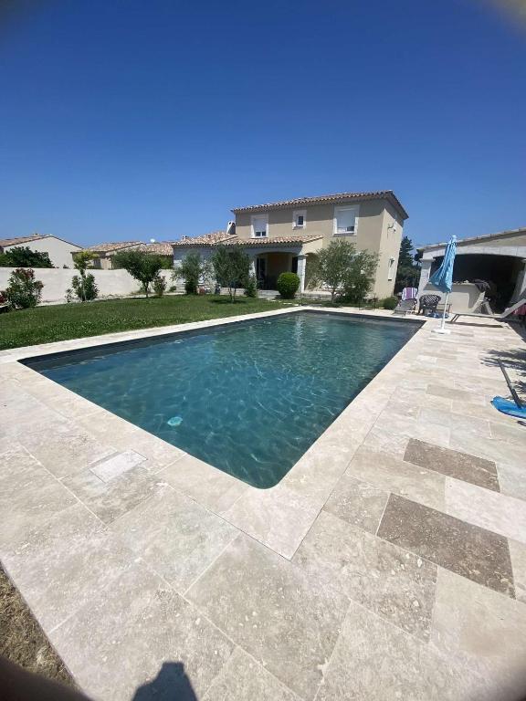 une piscine devant une maison dans l'établissement La Maison des coeurs, à Vacqueyras