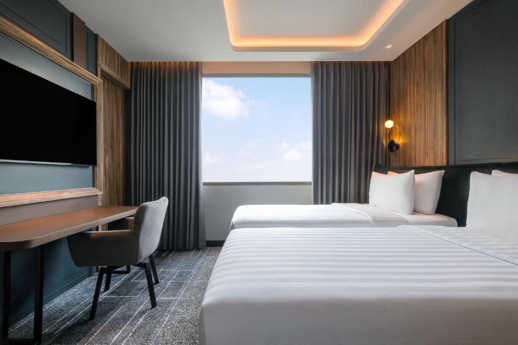 Postel nebo postele na pokoji v ubytování Mercure Tangerang Centre