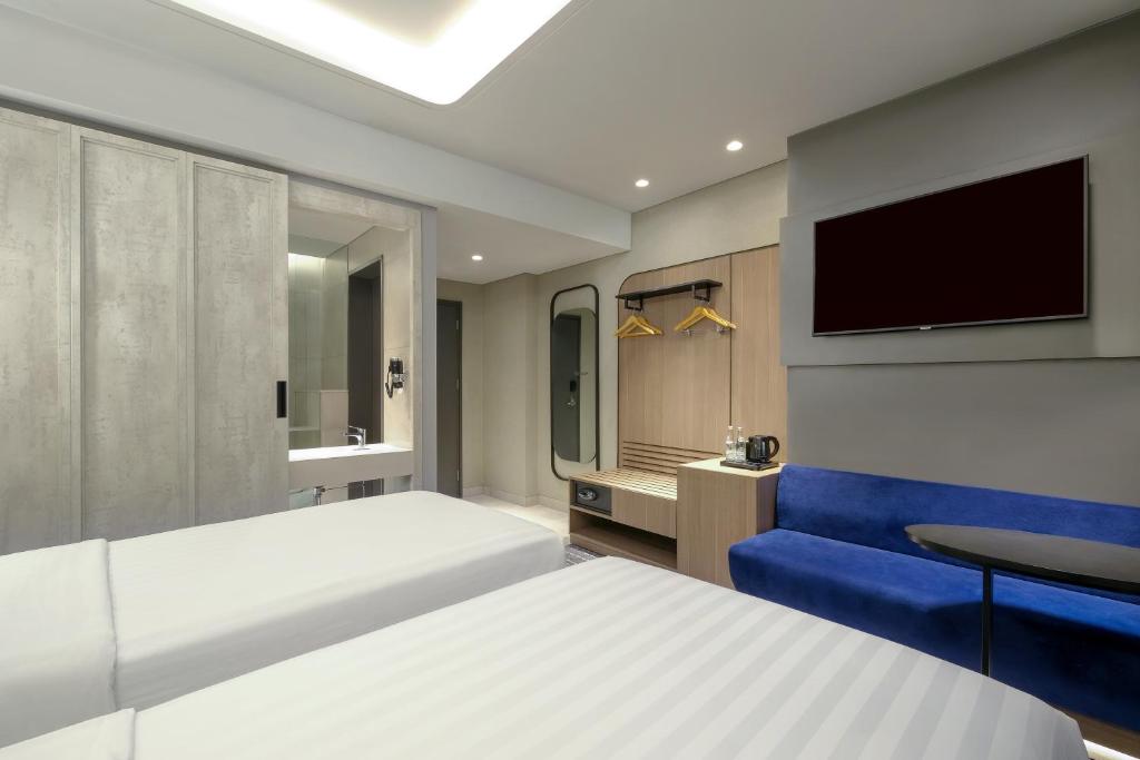 Postel nebo postele na pokoji v ubytování Mercure Tangerang Centre