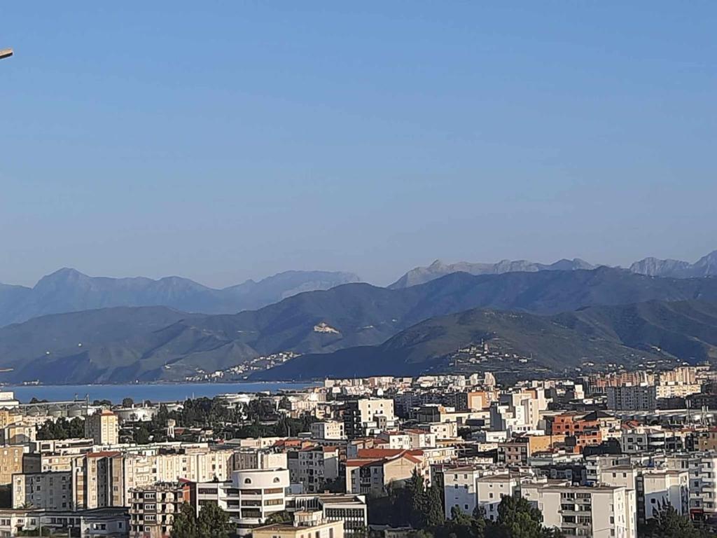 vistas a una ciudad con montañas en el fondo en Appartement Niché au cœur de Bejaia en Bugía