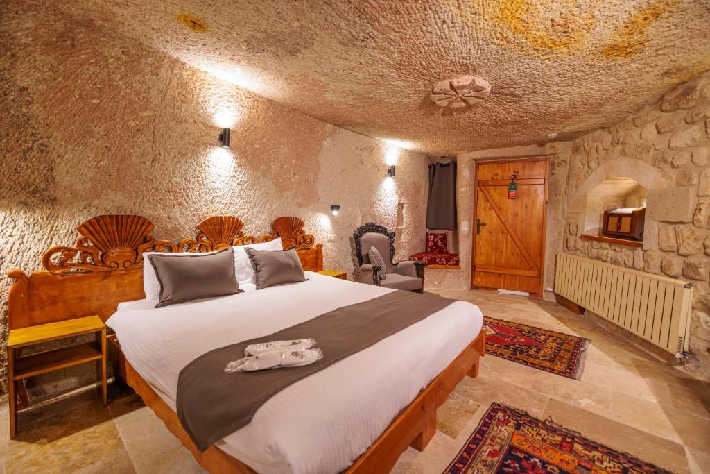Postel nebo postele na pokoji v ubytování Canyon Cave Hotel