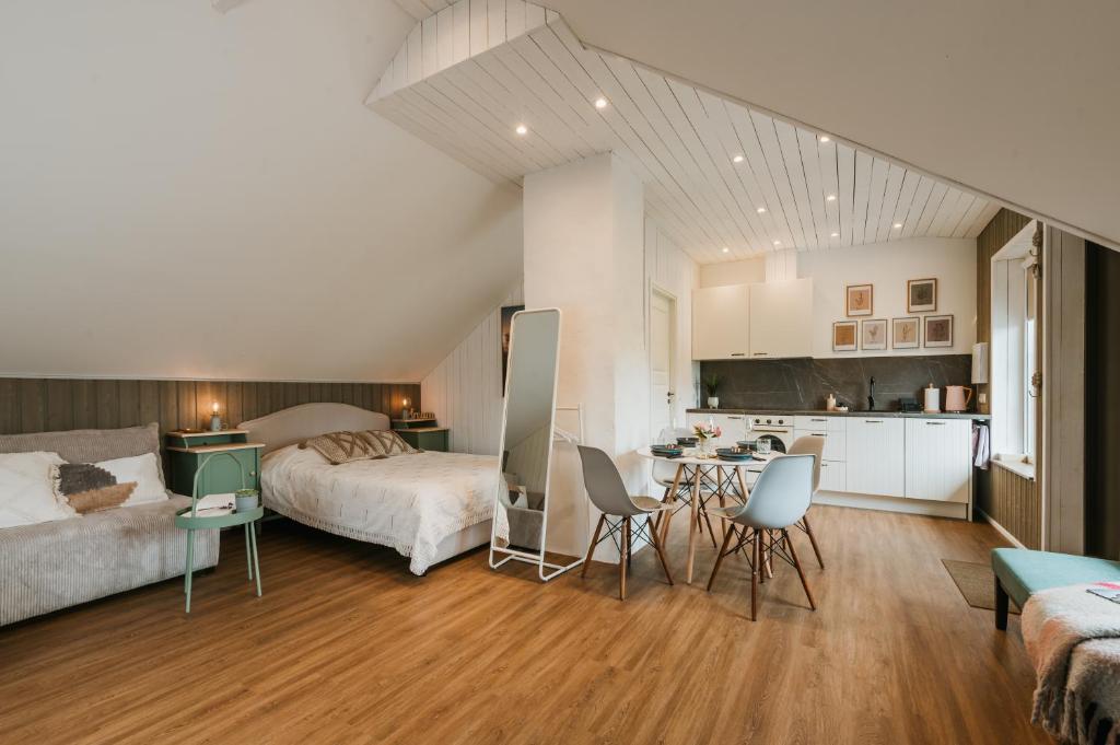 Cet appartement comprend une chambre avec un lit et une table ainsi qu'une cuisine. dans l'établissement Lapmanni Studios, à Haapsalu