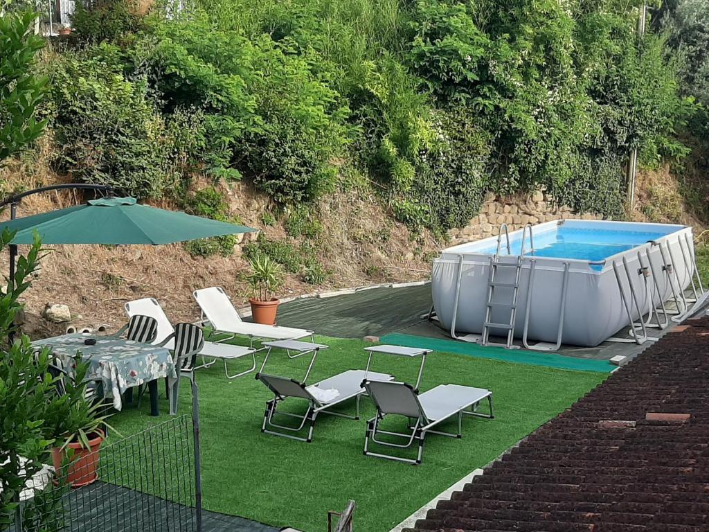 Bazén v ubytování Locanda di Cornoleda nebo v jeho okolí