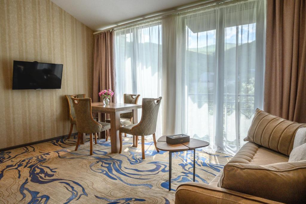 TV a/nebo společenská místnost v ubytování Aurora Resort, Tsaghkadzor