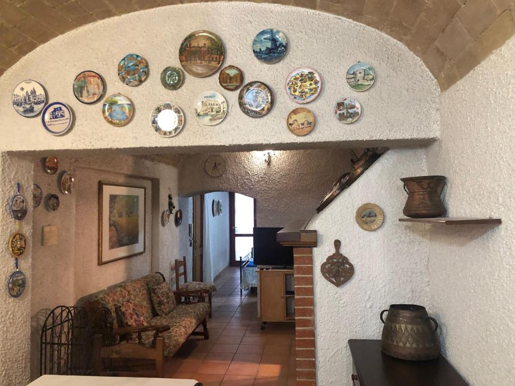 ein Wohnzimmer mit Wandplatten in der Unterkunft Civico 56 in Ortona
